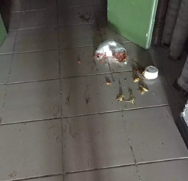 昨晚送餐员取走的饭菜被扣在了家门口的楼道里,"一看就是故意倒在地上